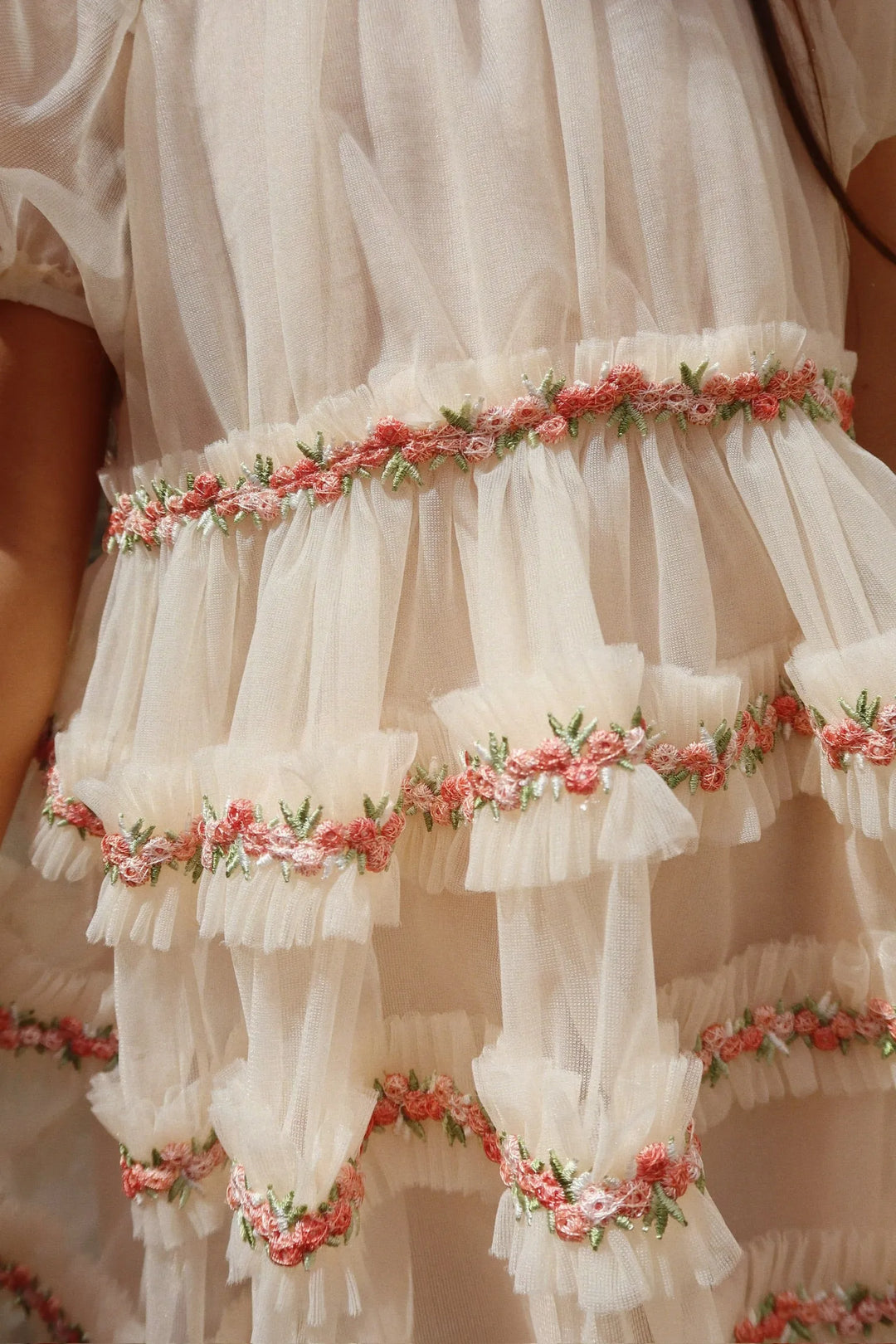 Konges Sloejd Joelle Dress buttercream getragen von einem Mädchen Detailansicht florale Spitze 