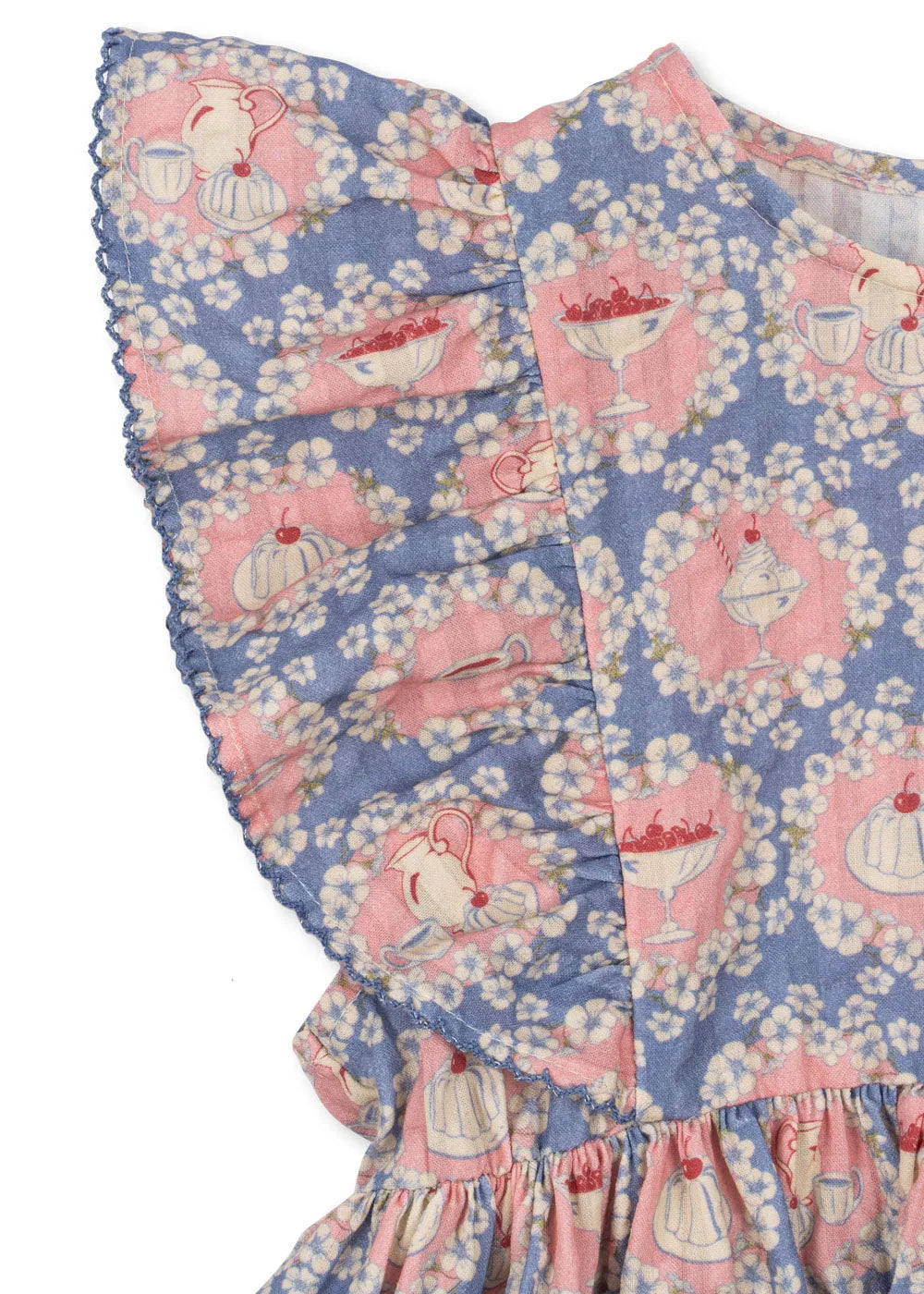 Konges Sloejd Kim Frill Dress GOTS snack time Detailaufnahme Snack Muster und rechte Schulter mit Fokus auf die Flügelchen, welche die Schulter bedecken