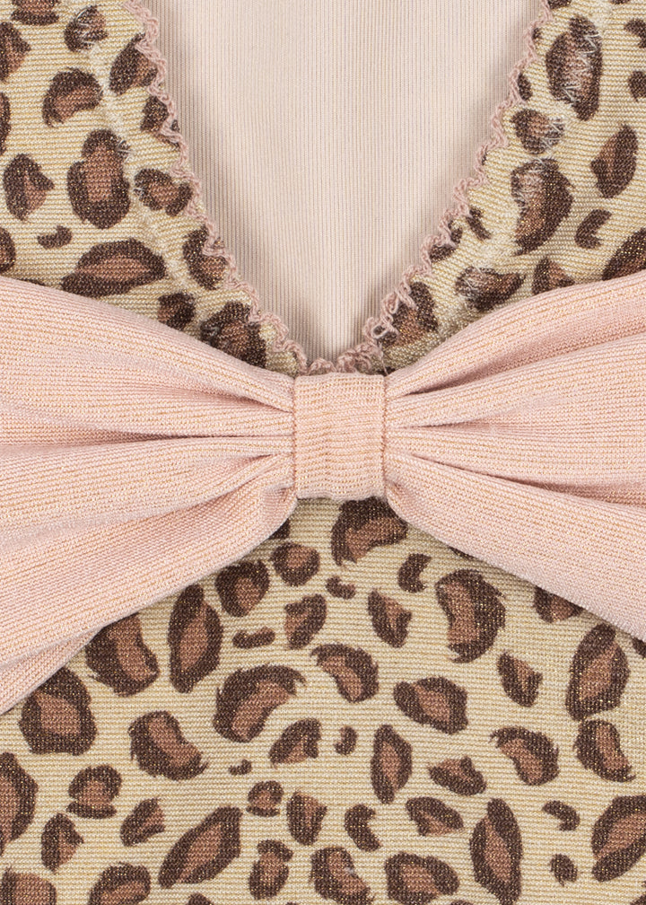Konges Sloejd Kitty Swimsuit leo Detailansicht glitzerndes Leoparden-Muster und Schleife