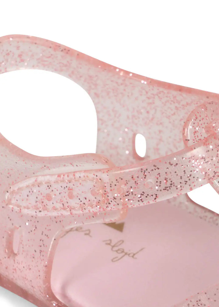 Konges Sloejd Lilo Sandal cherry  Detailansicht glitzerndes PVC und Riemchen-Klettverschluss