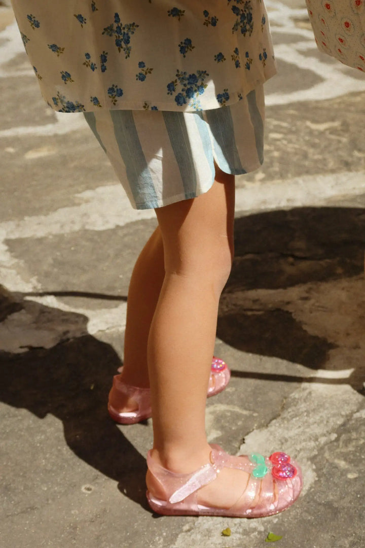 Konges Sloejd Lilo Sandal cherry getragen von einem Mädchen, Ansicht von oben