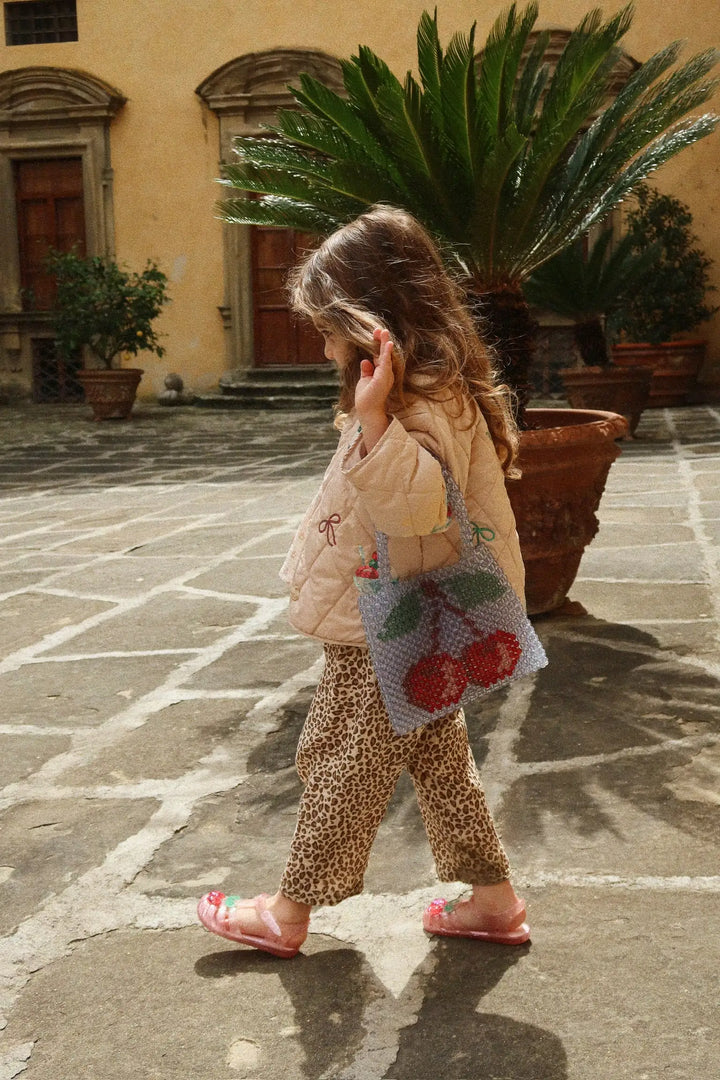 Konges Sloejd Lilo Sandal cherry getragen von einem Mädchen, Ansicht von der Seite