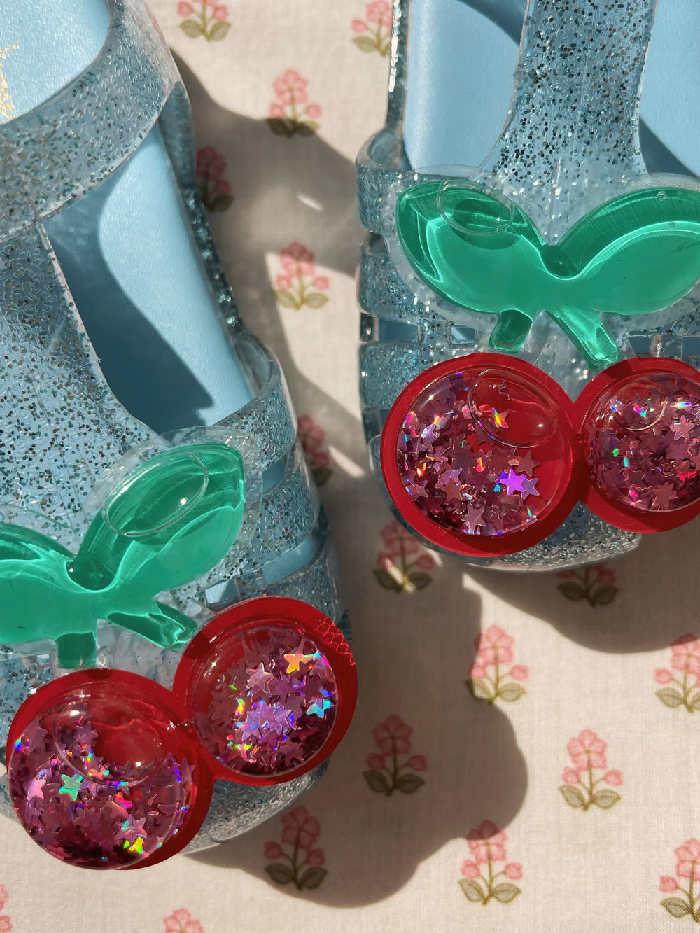 Konges Sloejd Lilo Sandal glitter blue Produktbild, Ansicht von oben mit Blick auf die mit Wasser und Sternen gefüllten Kirschen