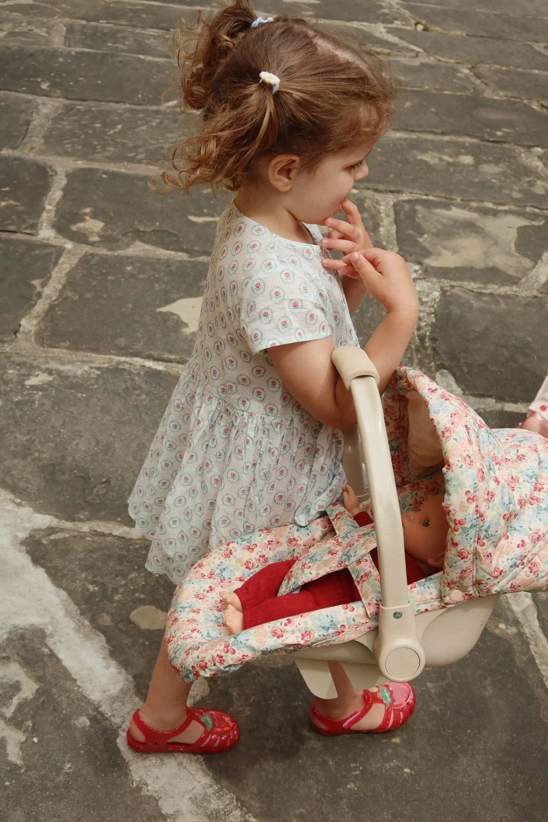 Konges Sloejd Lilo Sandal strawberry getragen von einem Mädchen, Ansicht von oben 