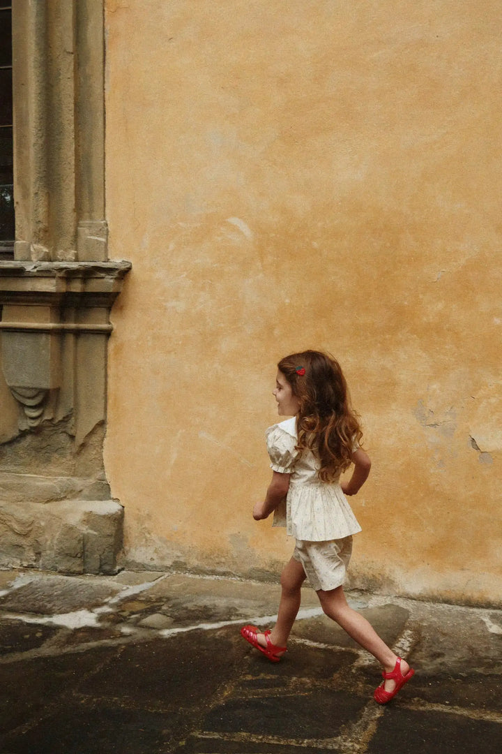 Konges Sloejd Lilo Sandal strawberry getragen von einem Mädchen, Ansicht von der Seite 