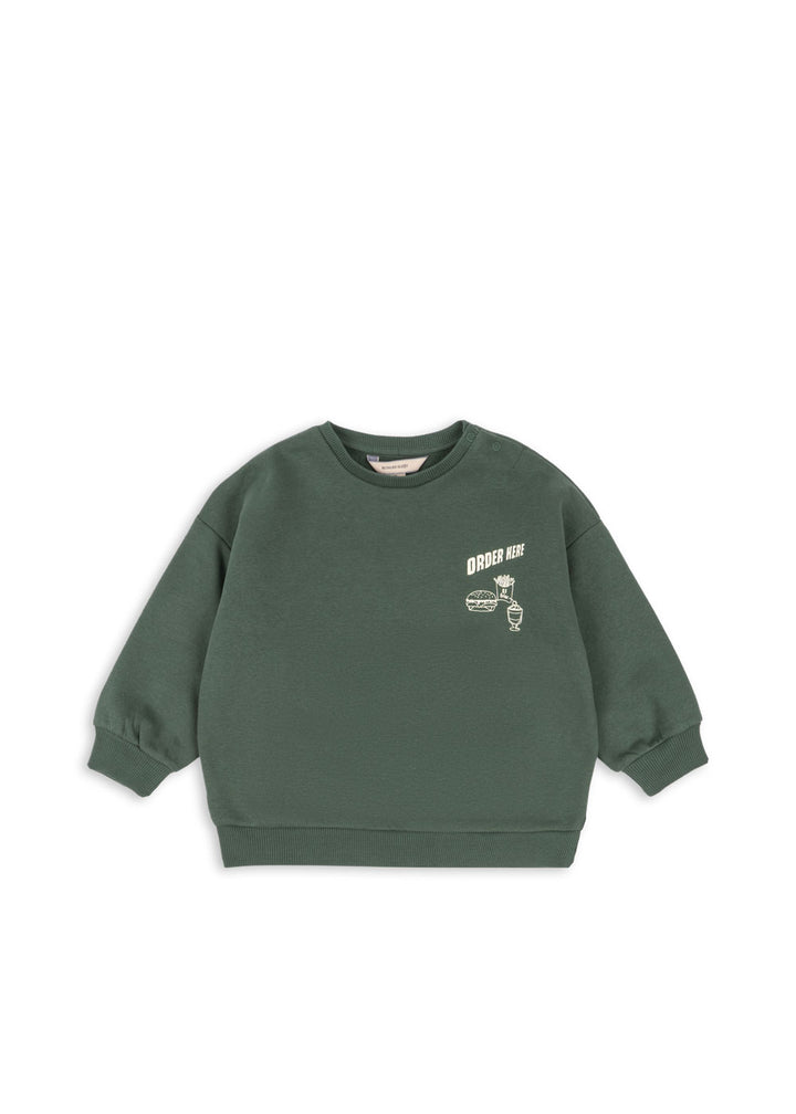dunkelgrünes Sweatshirt für Kinder aus Baumwolle und Polyester mit Burger- und Pommes-Print und dem Schriftzug "Order here" auf Höhe der linken Brust sowie einem Print auf dem Rücken mit dem Schriftzug "fine dining" und einer Speisekarte für Fast Food
