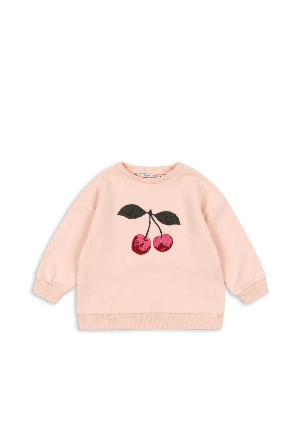 hellrosafarbenes Sweatshirt für Mädchen aus Bio-Baumwolle mit zwei aufgestickten Kirschen mitsamt Blättern aus Frottee vorne mittig auf Höhe der Brust