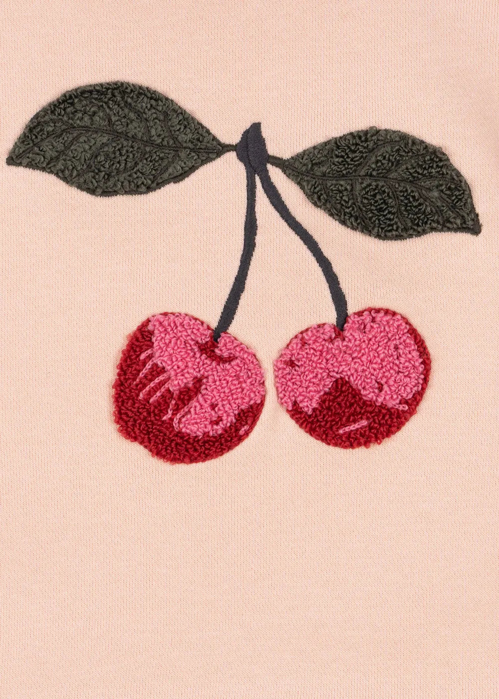 Konges Sloejd Lou Terry Sweatshirt evening sand Detailaufnahme von den zwei aufgestickten Kirschen mit Blick auf die Frottee-Struktur