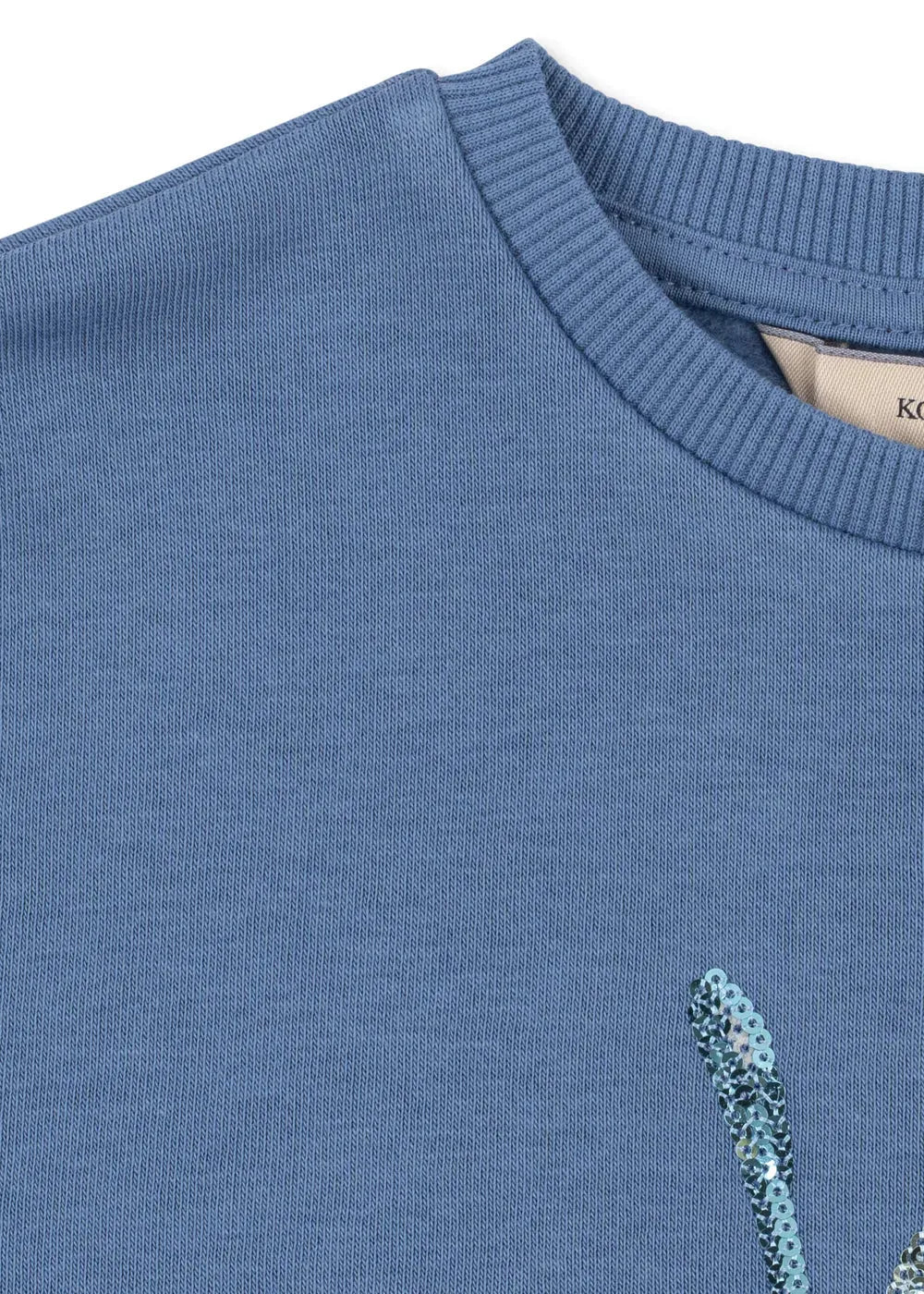 Konges Sloejd Loumilla Sweat Shirt OCS colony blue Detailaufnahme Rundhalsausschnitt