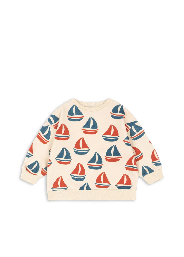 cremefarbenes Sweatshirt für Kinder aus Bio-Baumwolle mit rot-blauem Segelboot-Allover-Print, Rundhalsausschnitt, elastische Bündchen