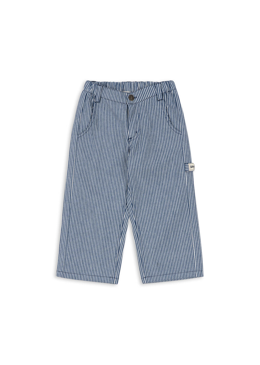 Blau-weiß gestreifte Hose für Kleinkinder und Kinder aus Bio-Baumwolle mit weitem Bein, Gummibund, seitlichen Eingriffstaschen, einer Hammerschlaufe auf der linken Seite und zwei Gesäßtaschen. Produktbild, Ansicht der Vorderseite. 