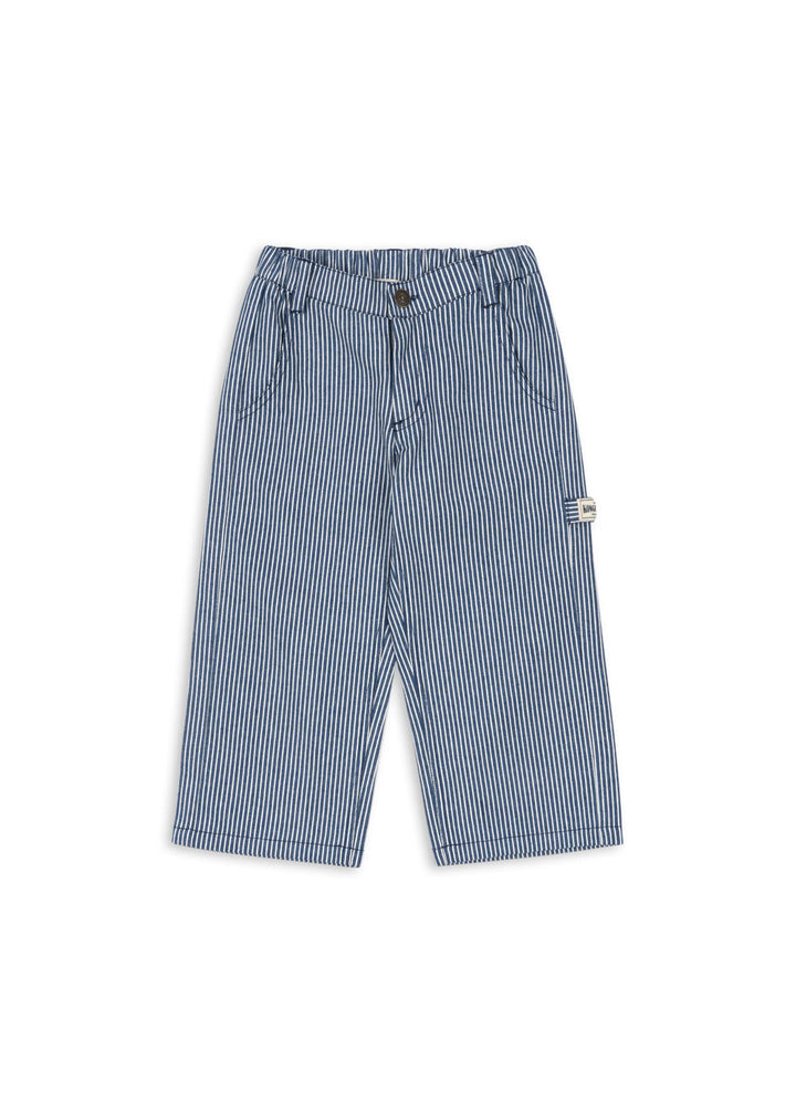 Blau-weiß gestreifte Hose für Kleinkinder und Kinder aus Bio-Baumwolle mit weitem Bein, Gummibund, seitlichen Eingriffstaschen, einer Hammerschlaufe auf der linken Seite und zwei Gesäßtaschen. Produktbild, Ansicht der Vorderseite. 