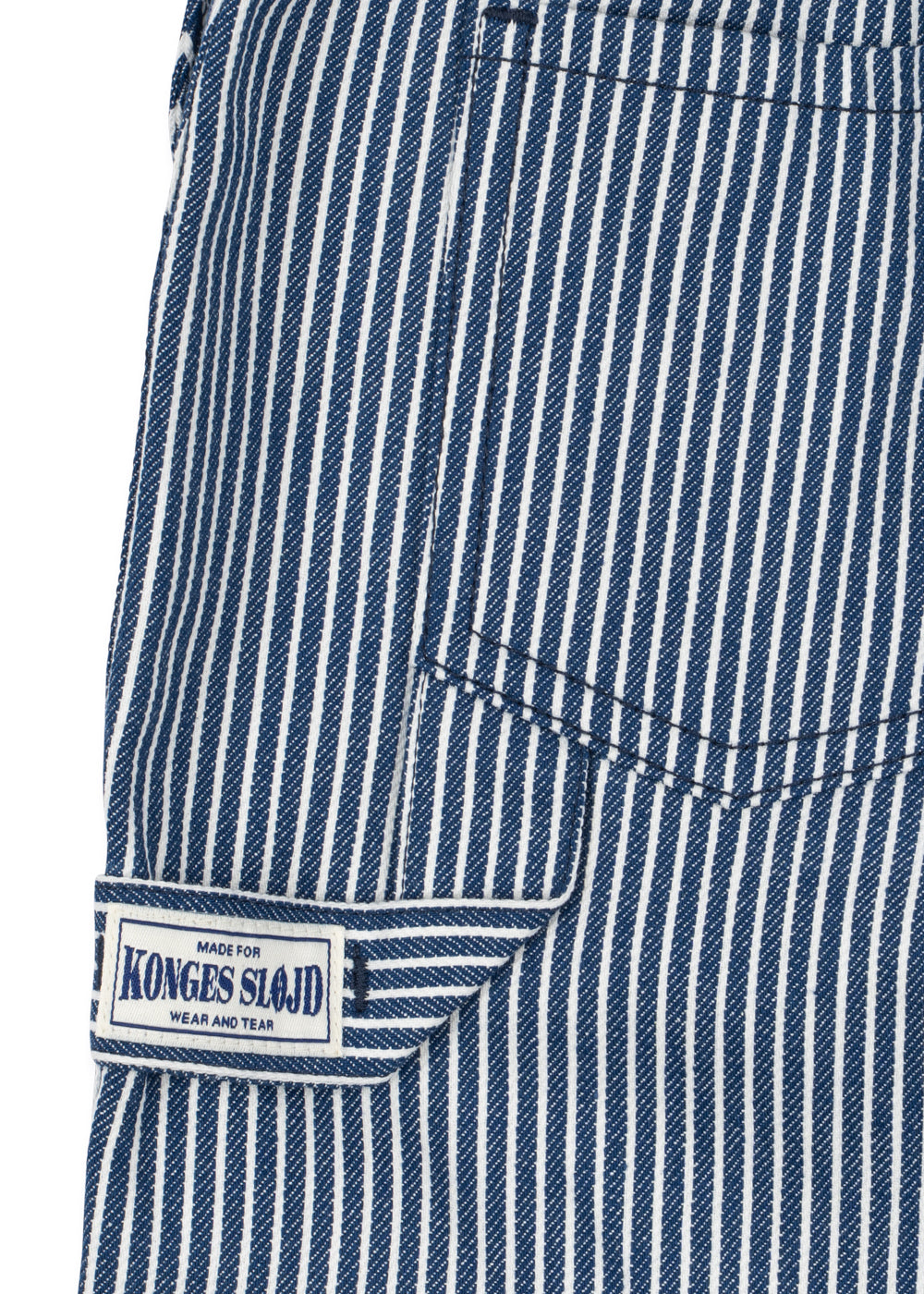 Konges Sloejd Luc Pants GOTS blue stripe Detailansicht Gesäßtasche mit Hammerschlaufe. 