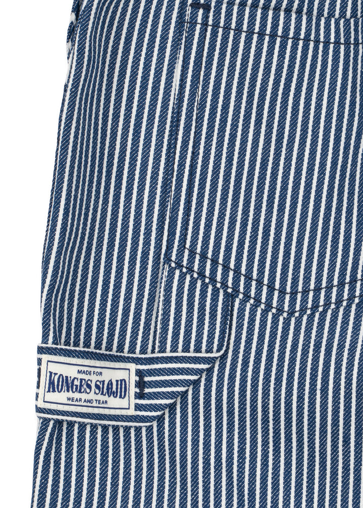 Konges Sloejd Luc Pants GOTS blue stripe Detailansicht Gesäßtasche mit Hammerschlaufe. 