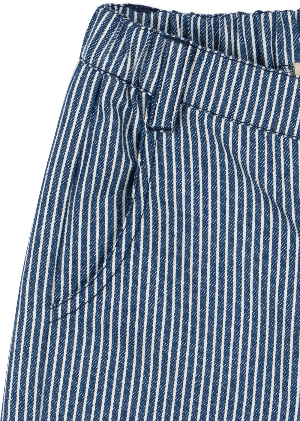 Konges Sloejd Luc Pants GOTS blue stripe Detailansicht seitliche Eingriffstasche und Gummibund. 