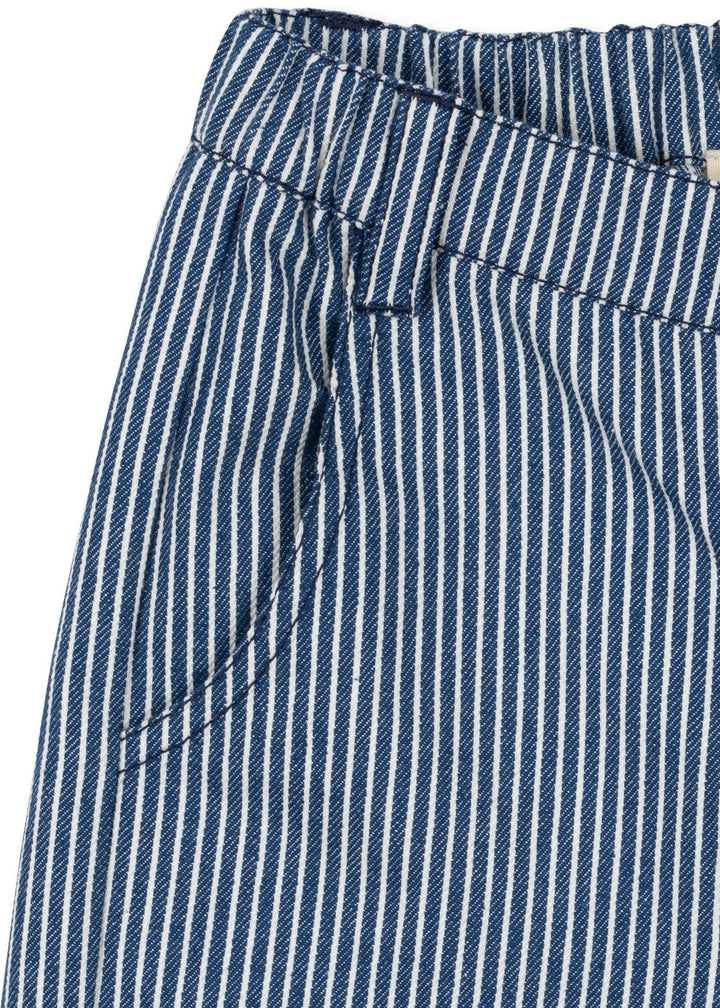 Konges Sloejd Luc Pants GOTS blue stripe Detailansicht seitliche Eingriffstasche und Gummibund. 