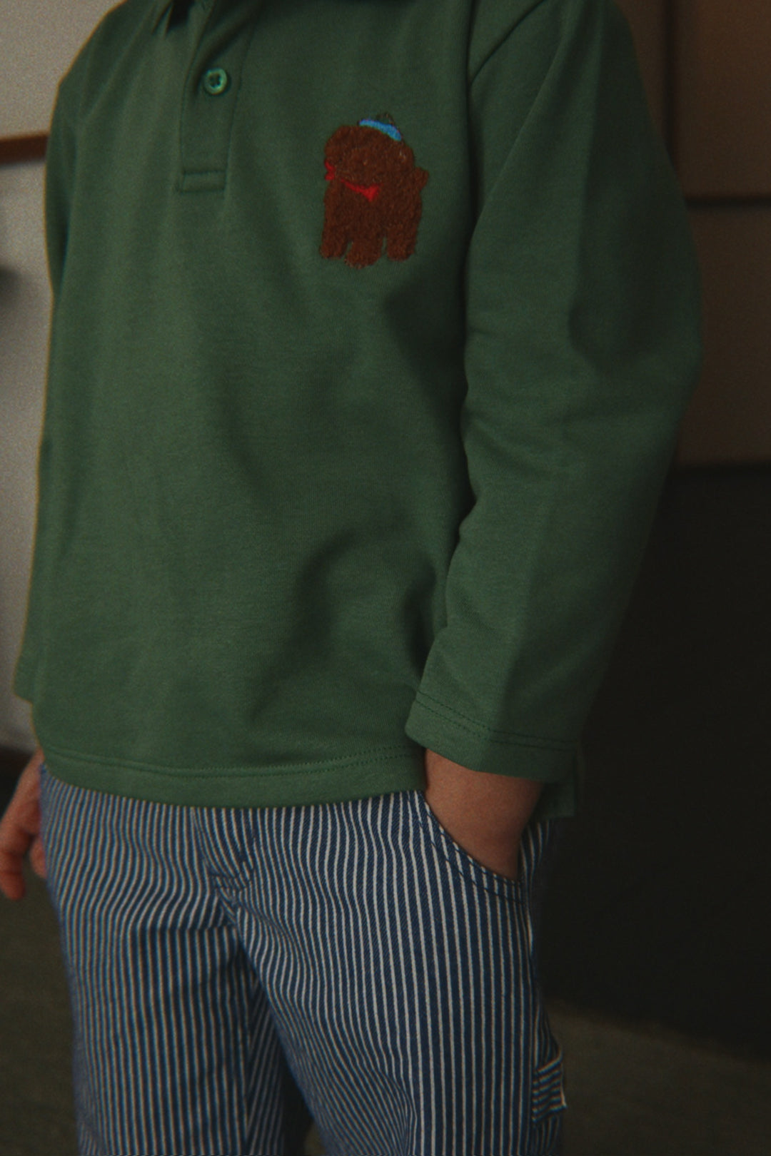 Konges Sloejd Luc Pants GOTS blue stripe getragen von einem Kind, Detailansicht seitliche Eingriffstasche. 