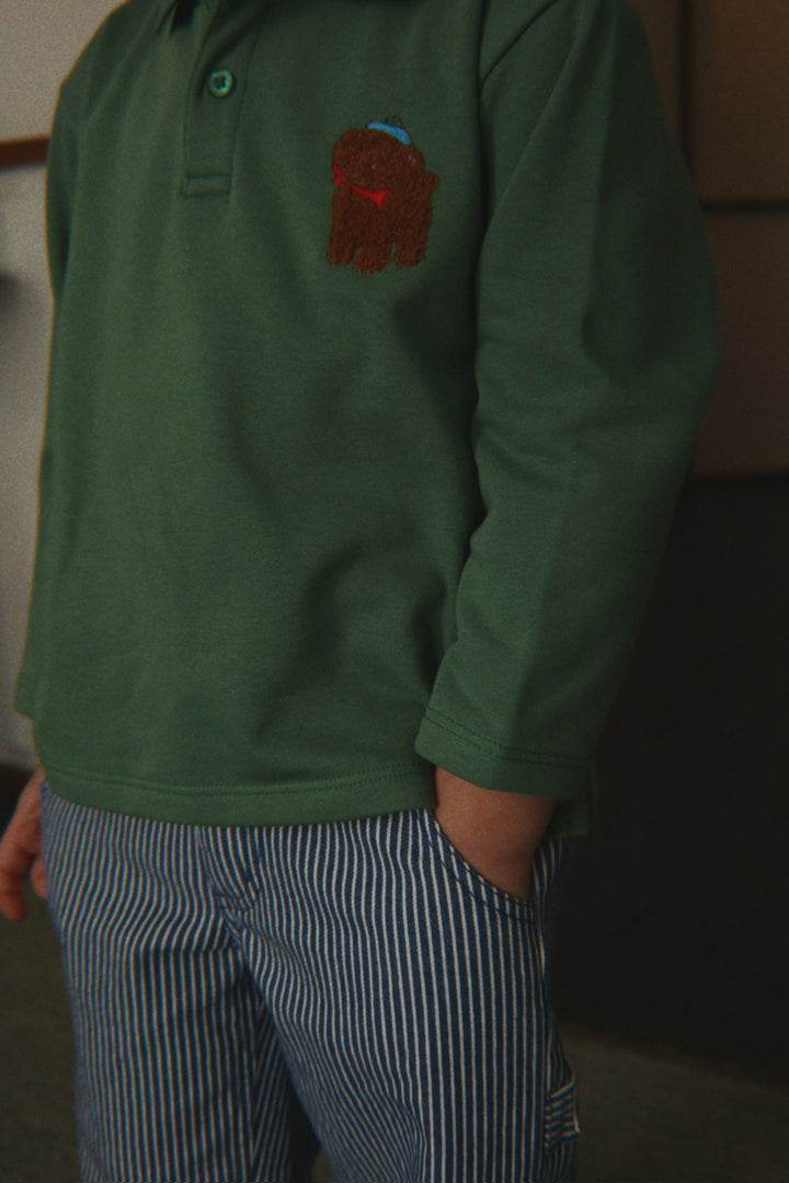Konges Sloejd Luc Pants GOTS blue stripe getragen von einem Kind, Detailansicht seitliche Eingriffstasche. 