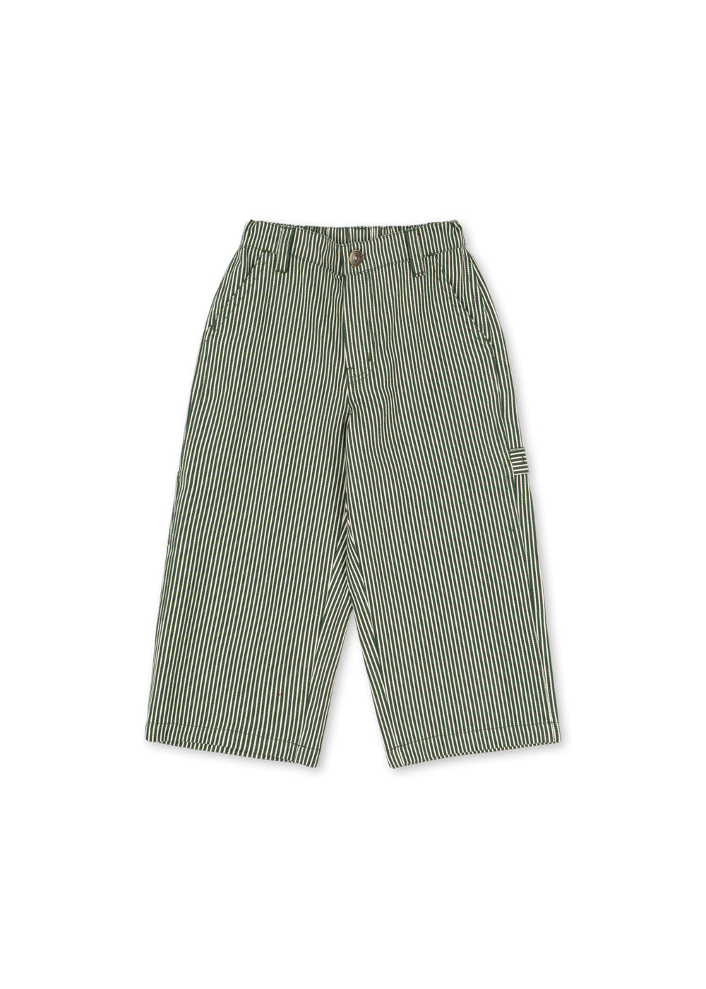 Grüne Hose mit vertikalen weißen Streifen für Jungen aus Bio-Baumwolle mit weitem Bein, Gesäßtaschen, seitlichen Eingriffstaschen und einer Seitentasche. Produktbild, Ansicht von vorne. 