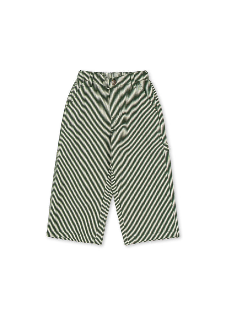 Grüne Hose mit vertikalen weißen Streifen für Jungen aus Bio-Baumwolle mit weitem Bein, Gesäßtaschen, seitlichen Eingriffstaschen und einer Seitentasche. Produktbild, Ansicht von vorne. 