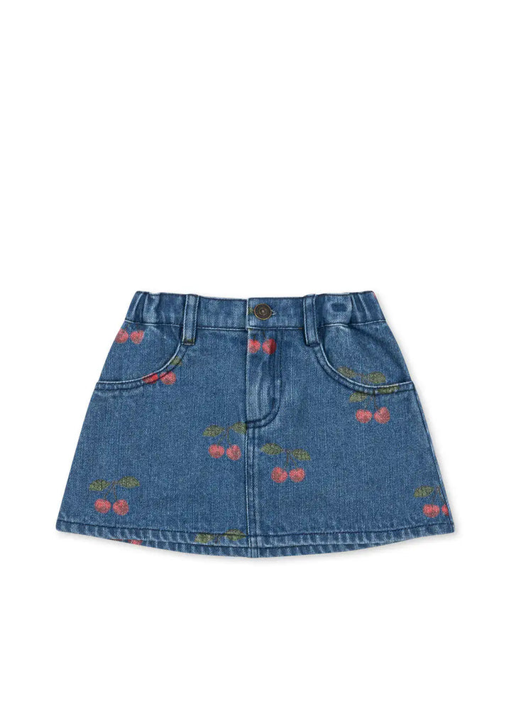denimblauer Jeansrock für Mädchen aus Baumwolle mit Kirschprint, Gummibund, Knopf- und Reißverschluss und zwei seitlichen Eingriffstaschen. Produktbild, Ansicht von vorne.