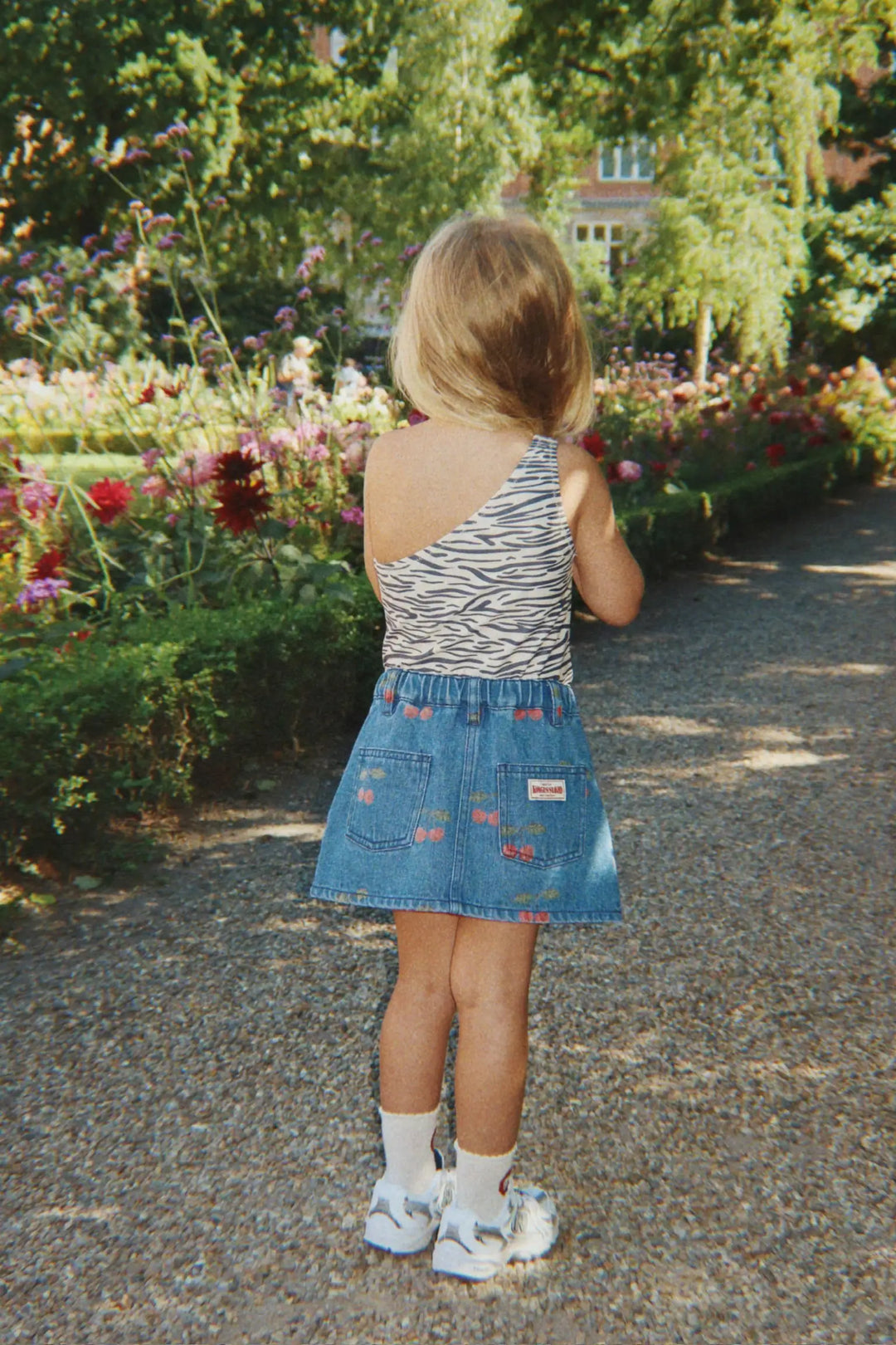 Konges Sloejd Magot Printed Skirt GOTS ma grande cerise denim getragen von einem Mädchen, Ansicht der Rückseite