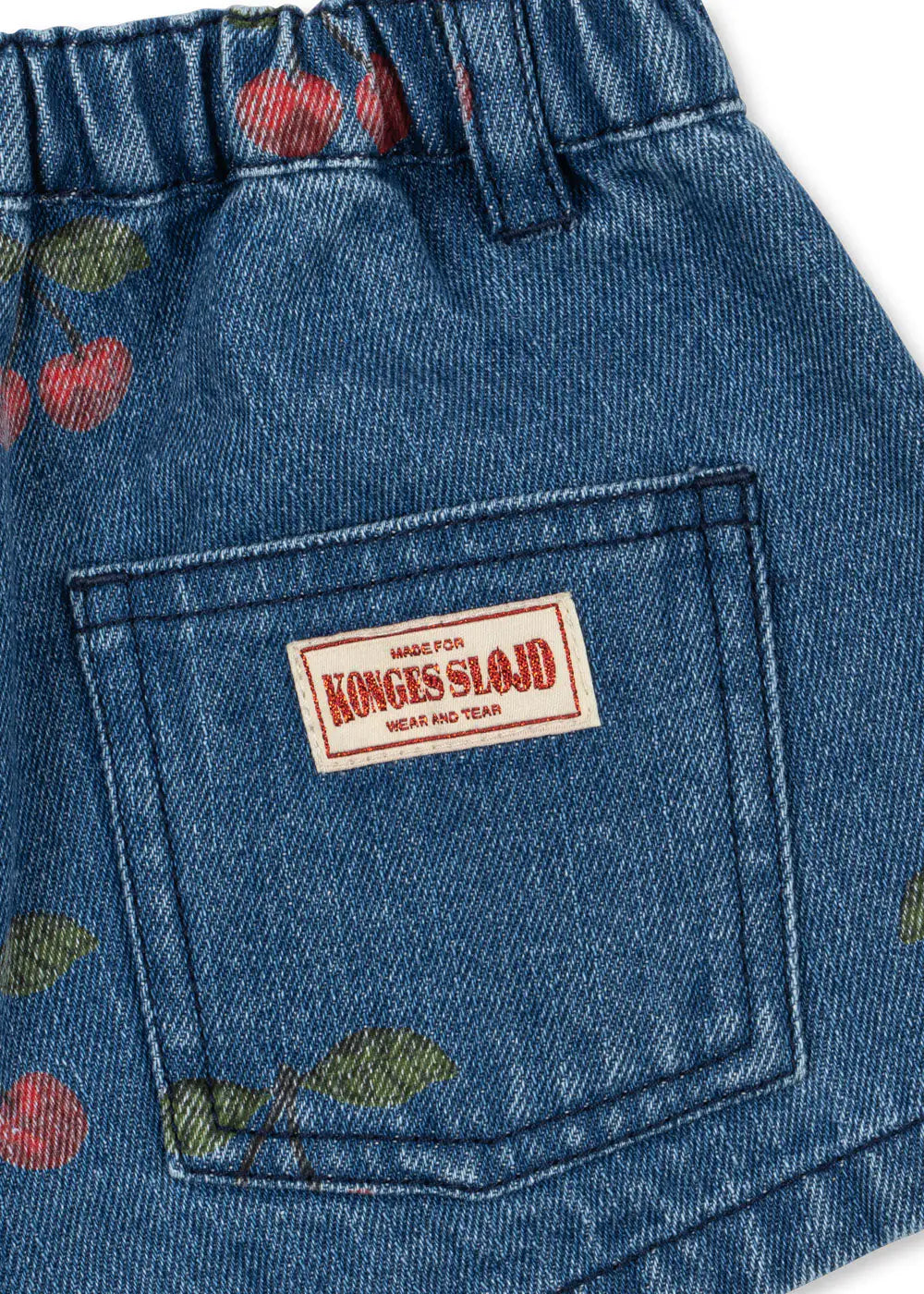 Konges Sloejd Magot Shorts GOTS ma grande cerise denim Detailaufnahme Gesäßtasche mit Konges Sloejd Logo