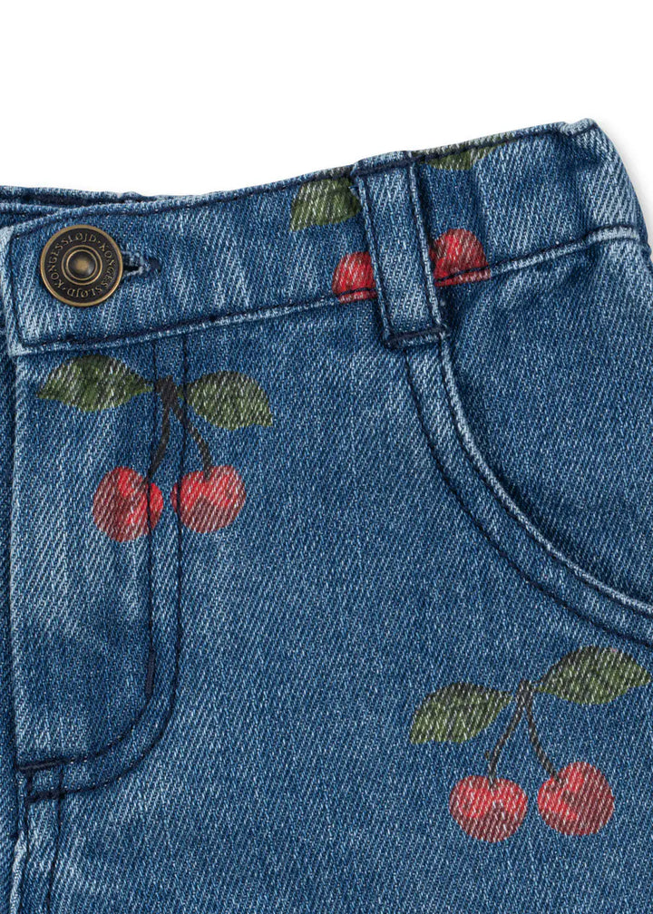 Konges Sloejd Magot Shorts GOTS ma grande cerise denim Detailaufnahme Bund mit Knopf- und Reißverschluss und seitlicher Eingriffstasche