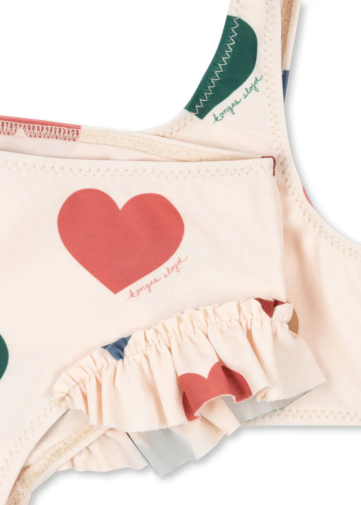 Konges Sloejd Manuca Bikini GRS bon coeur coloré Detailansicht Rüschendetails an den Beinausschnitten und Herzmuster