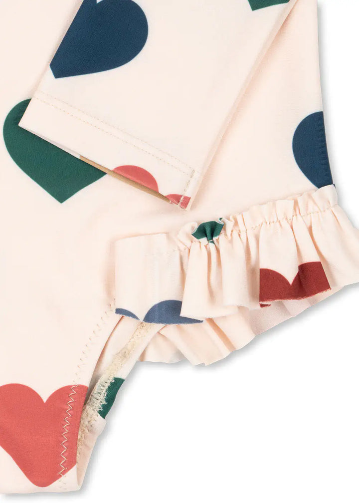 Konges Sloejd Manuca LS Swimsuit GRS bon coeur coloré Detailansicht Rüschen an den Beinausschnitten. 