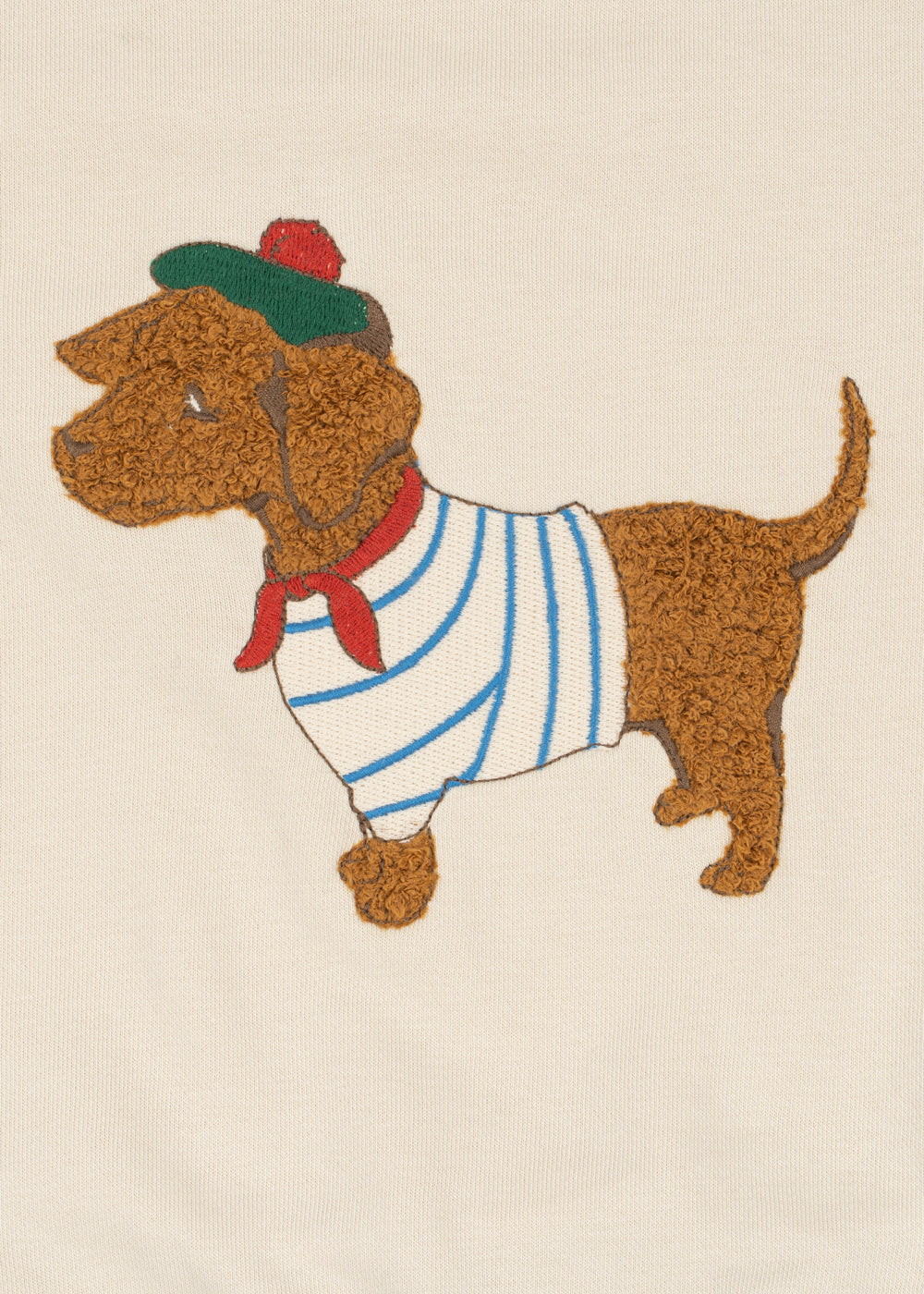 Konges Sloejd Spotty Sweat Shirt GOTS brown rice Detailansicht aufgenähter Dackel aus plüschigem Frottee, der eine Baskenmütze, ein Halstuch und ein gestreiftes T-Shirt trägt. 