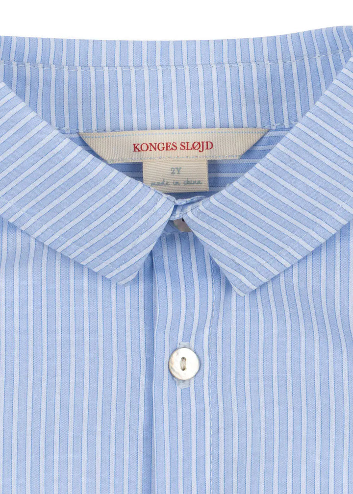 Konges Sloejd Wes Shirt GOTS blue stripe Detailaufnahme Hemdkragen und Knopfleiste