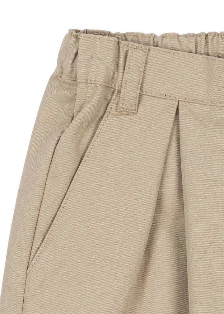 Konges Sloejd Willo Chino GOTS oxford tan Detailaufnahme von dem rechten Hosenbund und der seitlichen Eingriffstasche