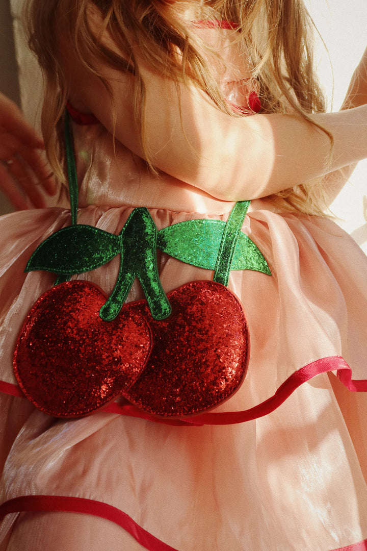 Konges Slojd Cherry Wallet Bag Barbados Cherry getragen von einem Mädchen, Detailansicht Kirsche 