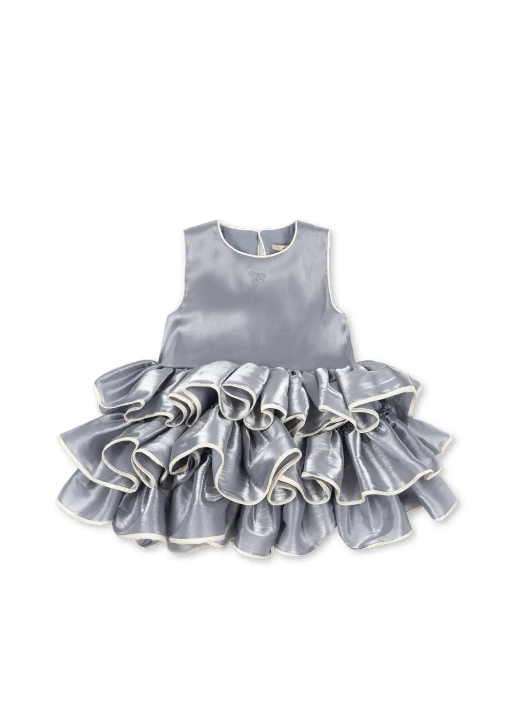 hellblaues, schimmerndes Kleid für Mädchen ohne Ärmel mit einem in drei Stufen verlaufenden Mini-Rock bestehend aus sehr voluminösen Rüschen, mit weißen Nähten am Saum und am Rundhalsausschnitt, kleiner aufgenähter Kirsche unterhalb des Ausschnitts in der gleichen hellblauen Farbe. Produktbild, Ansicht von vorne. 