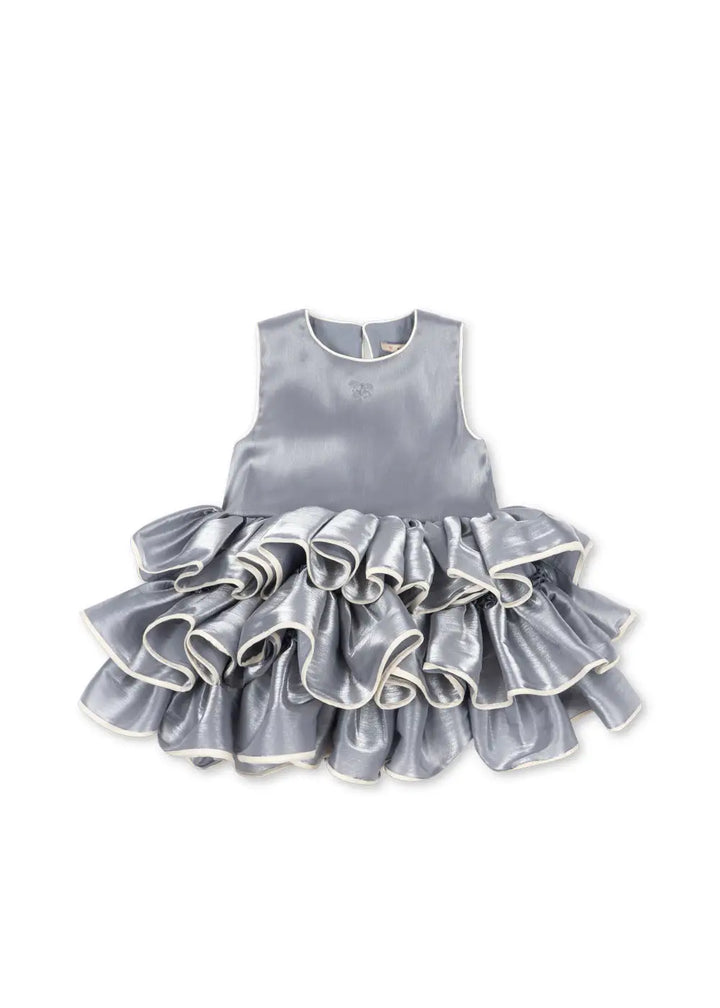 hellblaues, schimmerndes Kleid für Mädchen ohne Ärmel mit einem in drei Stufen verlaufenden Mini-Rock bestehend aus sehr voluminösen Rüschen, mit weißen Nähten am Saum und am Rundhalsausschnitt, kleiner aufgenähter Kirsche unterhalb des Ausschnitts in der gleichen hellblauen Farbe. Produktbild, Ansicht von vorne. 