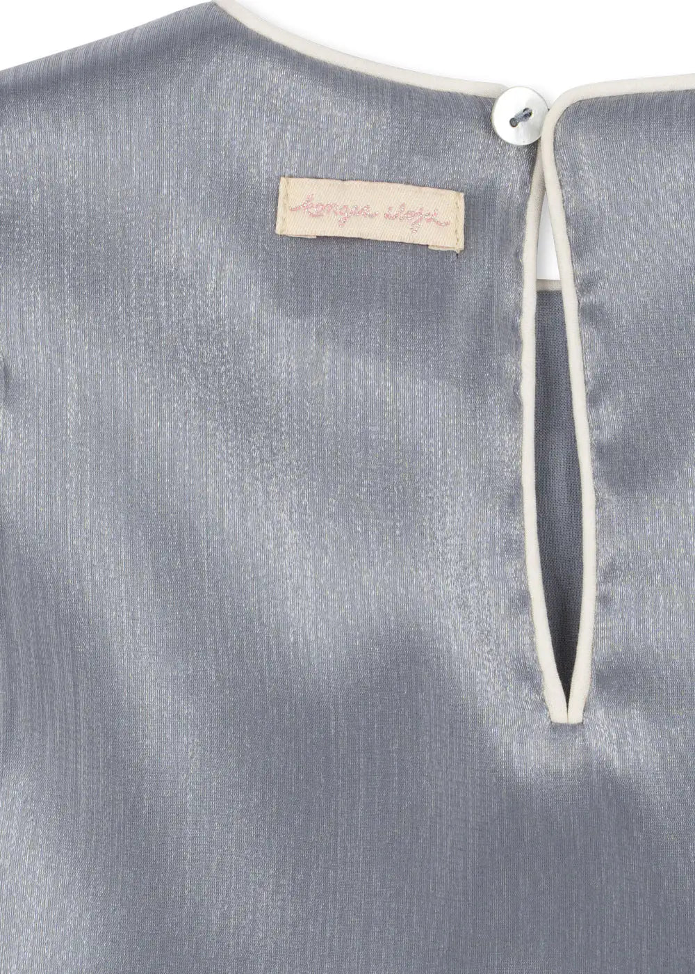 Konges Slojd Fia Frill Dress GRS sleet Detailansicht Knopfverschluss im Nacken. 