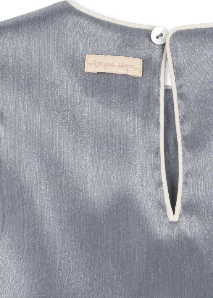 Konges Slojd Fia Frill Dress GRS sleet Detailansicht Knopfverschluss im Nacken. 
