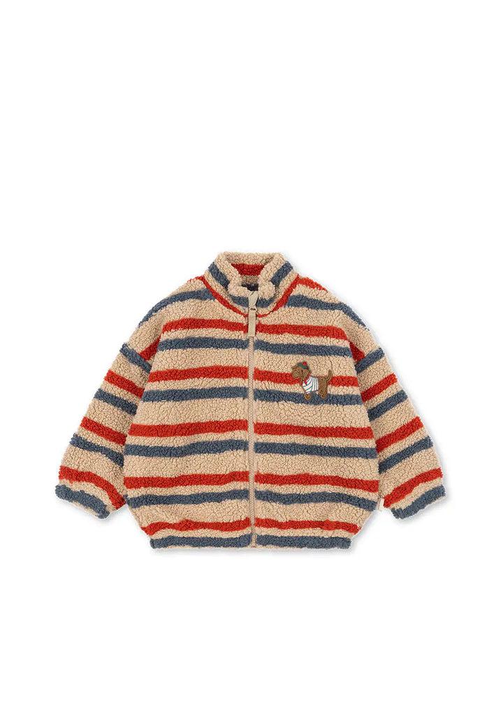 Beigefarbene Fleecejacke für Kleinkinder und Kinder mit blauen und roten Querstreifen und einem aufgestickten kleinen Dackel auf Höhe der linken Brust sowie einem aufgestickten großen Dackel auf dem Rücken. Durchgehender Reißverschluss, Stehkragen. Produktbild, Ansicht von vorne. 