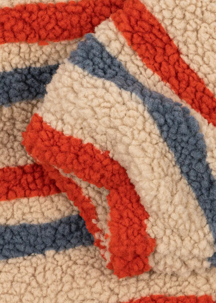 Konges Slojd Jody Embroidery Teddy Jacket GRS tangerine stripe Detailansicht Teddyfleece und Ärmelabschluss. 