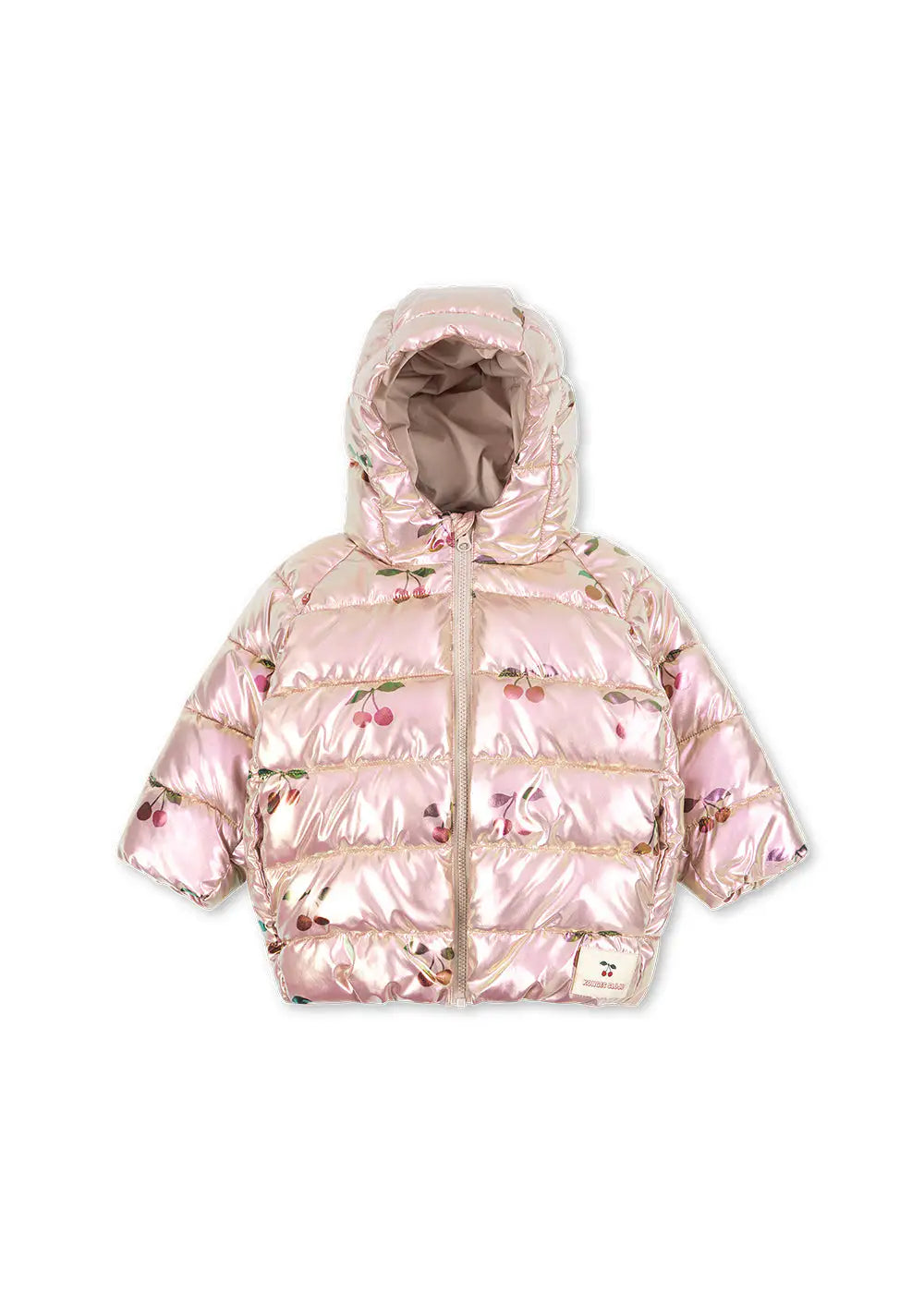 rosafarbene Pufferjacke für Mädchen aus recyceltem Polyester mit dezentem Kirsch-Allover-Print und goldenem Schimmer. Mit durchgehendem Reißverschluss, Kapuze und warmer Polsterung. Produktbild, Ansicht von vorne. 