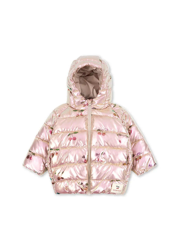 rosafarbene Pufferjacke für Mädchen aus recyceltem Polyester mit dezentem Kirsch-Allover-Print und goldenem Schimmer. Mit durchgehendem Reißverschluss, Kapuze und warmer Polsterung. Produktbild, Ansicht von vorne. 