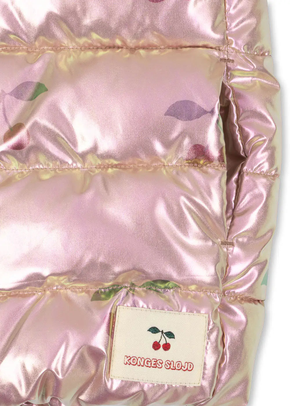 Konges Slojd Kath Jacket GRS ma grande cerise Detailansicht seitliche Eingriffstasche und aufgenähtes Label von Konges Sløjd.