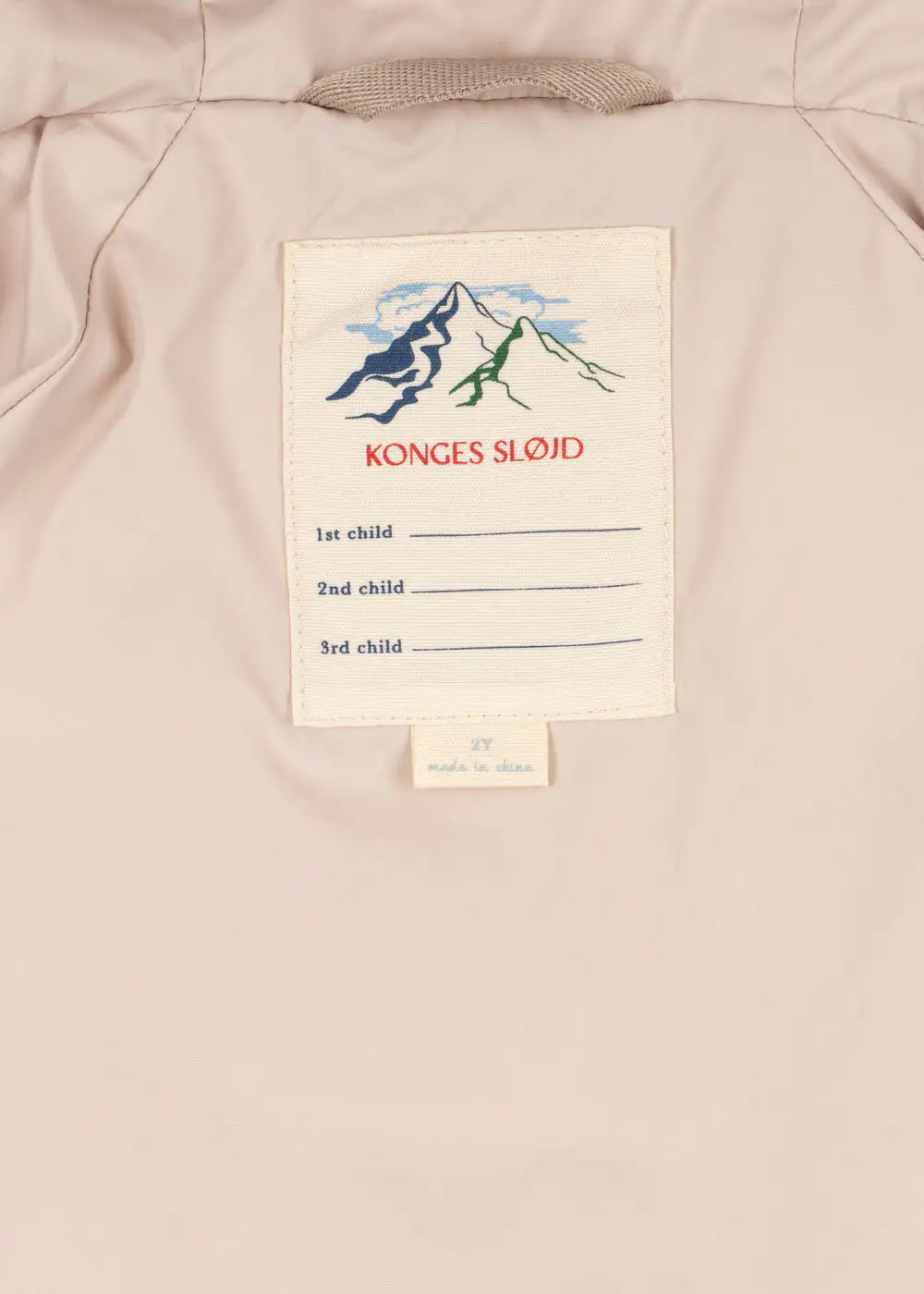 Konges Slojd Kath Jacket GRS ma grande cerise Detailansicht innenliegendes Label mit Platz zum Eintragen von Namen. 