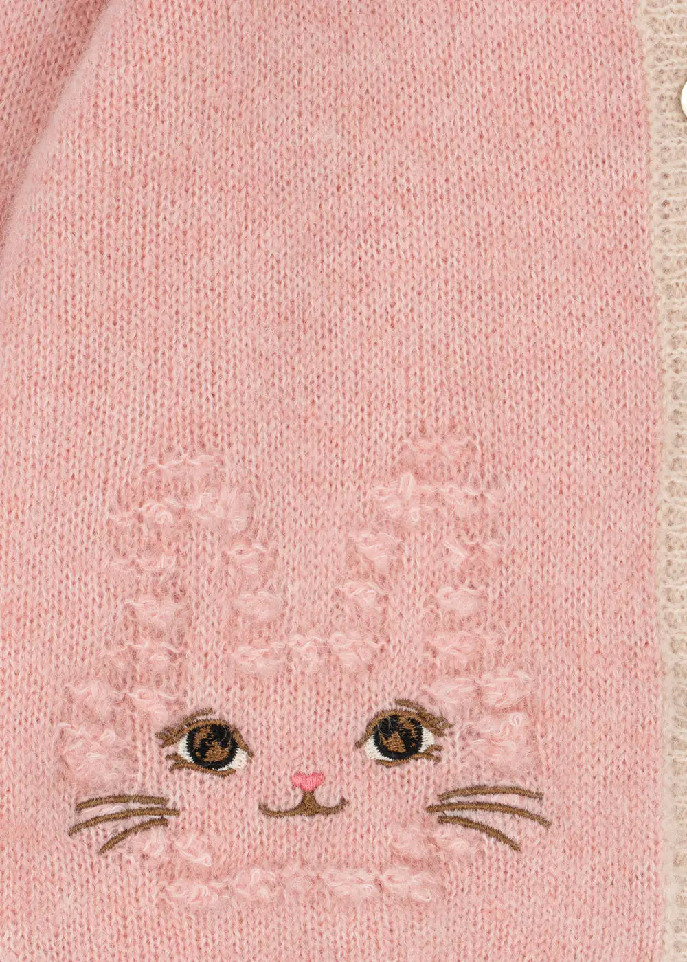 Konges Slojd Kitty Cardigan silver pink Detailansicht eingesticktes Katzengesicht. 