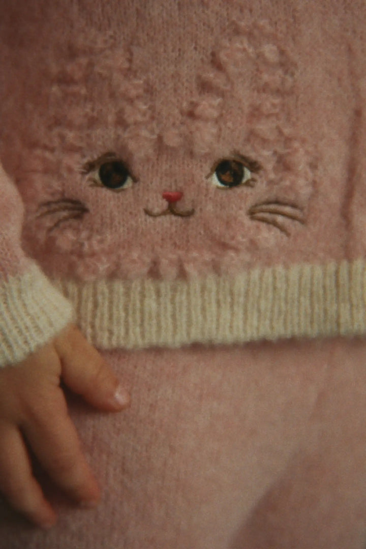 Konges Slojd Kitty Cardigan silver pink Detailansicht Katzengesicht. 