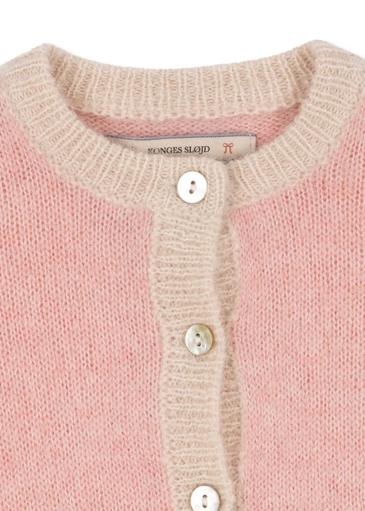 Konges Slojd Kitty Cardigan silver pink Detailansicht Rundhalsausschnitt und Knopfleiste mit Knöpfen aus Perlmutt.