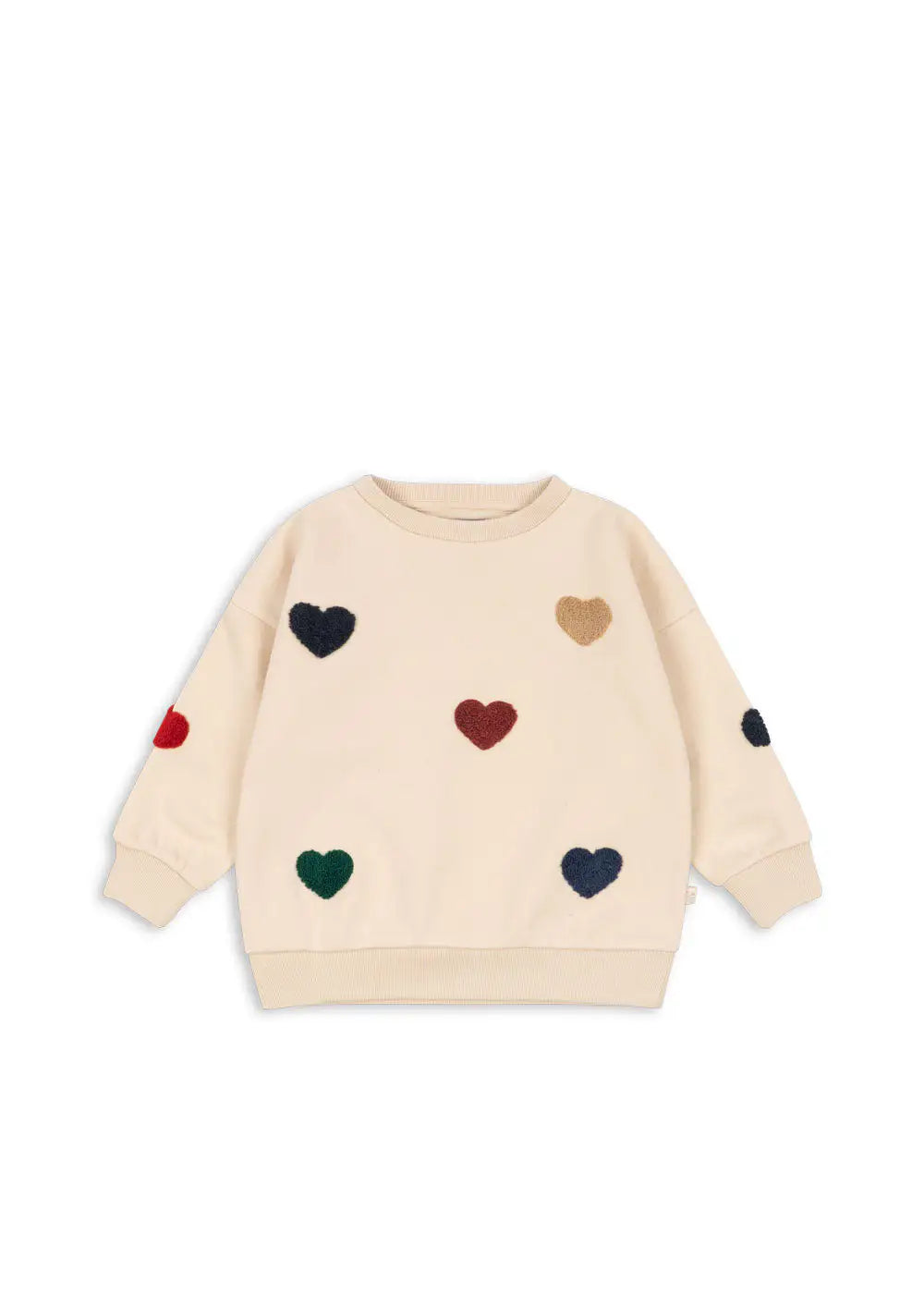Cremefarbenes Sweatshirt für Mädchen mit bunten, aufgestickten Herzen aus Frottee verteilt auf dem ganzen Pullover. Gerippte Bündchen, superweiche Innenseite. Aus 80% Bio-Baumwolle und 20% recyceltem Polyester. Produktbild, Ansicht von vorne.
