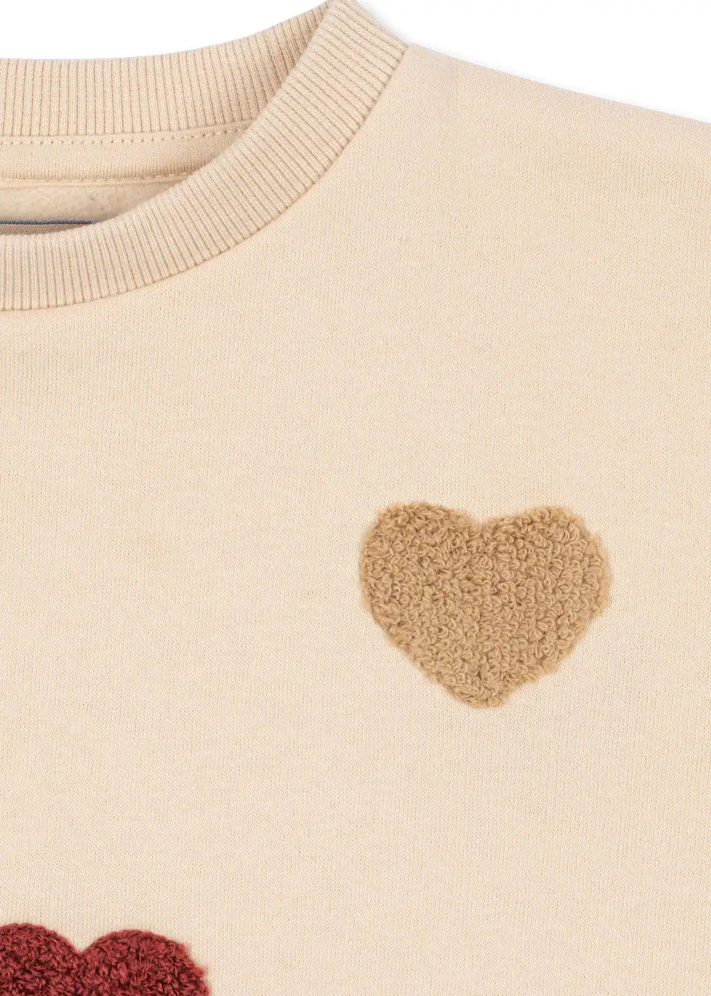 Konges Slojd Lou Terry Sweat Shirt OCS bon coeur colore Detailansicht Rundhalsausschnitt und Frottee-Herzen.