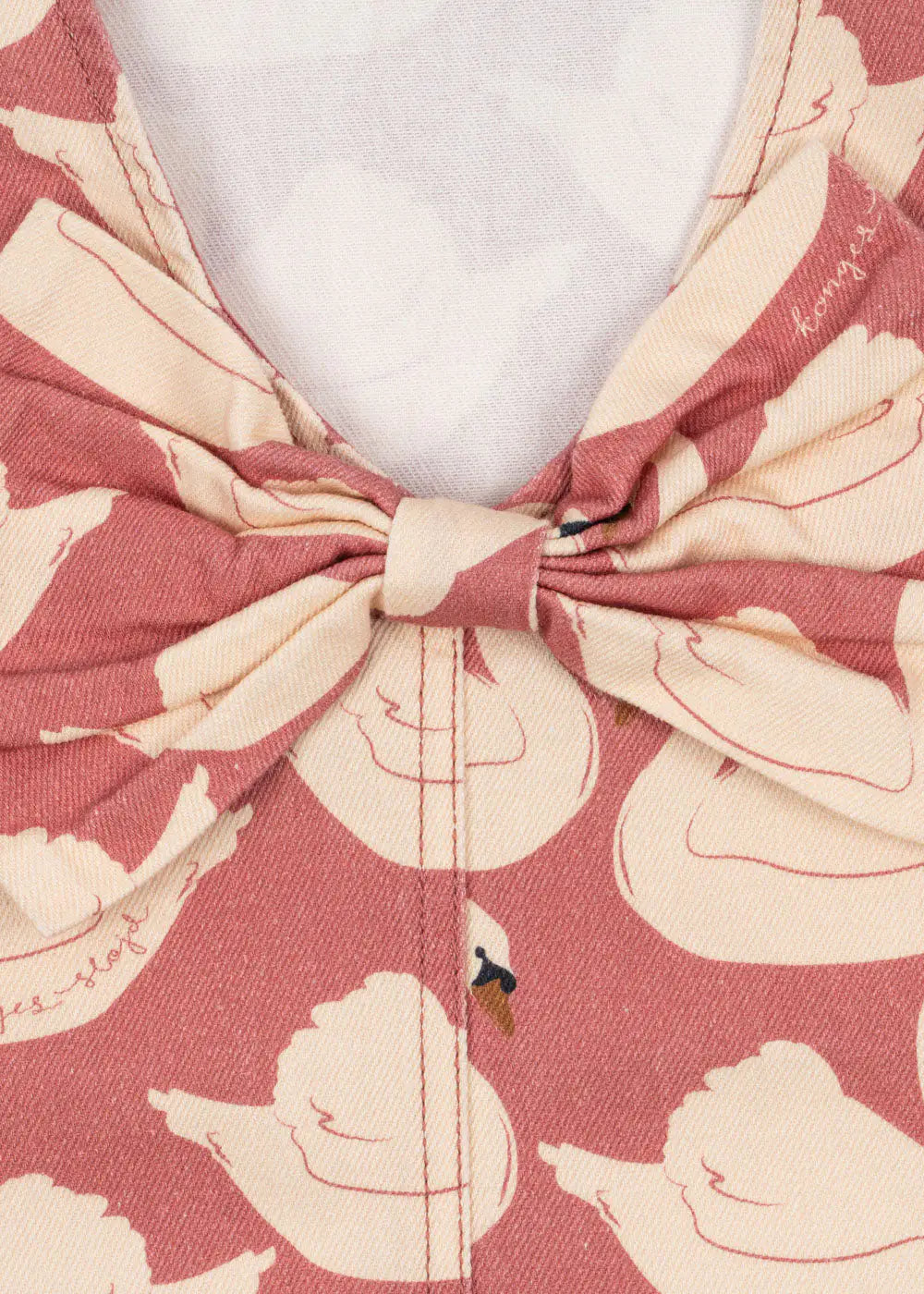 Konges Slojd Magot Bow Dress GOTS swan rose Detailansicht Schleife am Rücken und Schwanen-Print. 